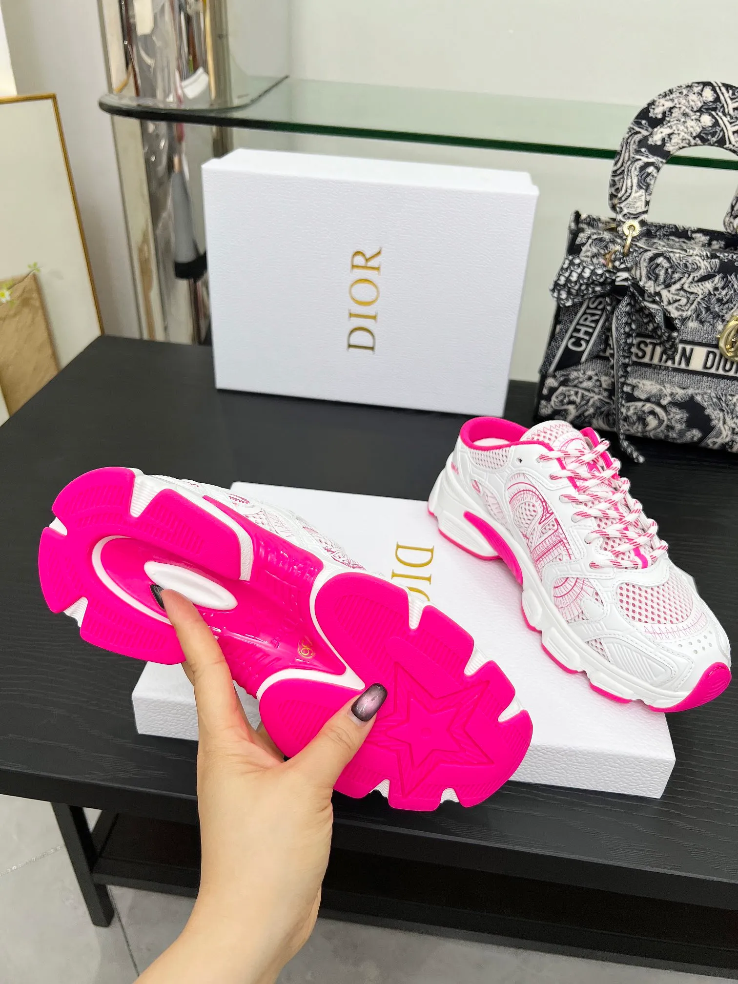 p560🐮🐮This Dior Chrono sports half slipper reinterprets running shoes with Dior's haute couture style. Gray mesh fabric is paired with tonal suede calfskin panels, the CD logo on the side, the star patch on the tongue and the Dior logo on the heel, all in classic fine detail. Featuring two-tone laces and a lightweight sole with star graphics, they can be worn year-round. Size: Women’s size 35-41 (35/42 can be customized) Men’s size 40-46 (men’s version is being printed) Color: 12 colors available